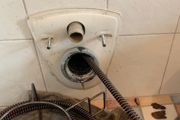 Rohrreinigung eines verstopften Toilettenabflusses